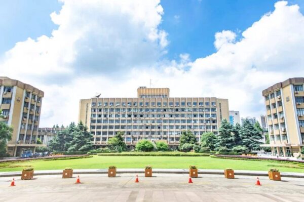中国大学排名前100名最新(中国大学100强排名榜)-1 中国大学排名前100名最新,中国大学100强排名榜(附2022年最新排行榜前十名单)