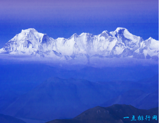 珠穆朗玛峰高多少米位于哪里?世界十大高峰排行榜(附最新排行榜前十名单)